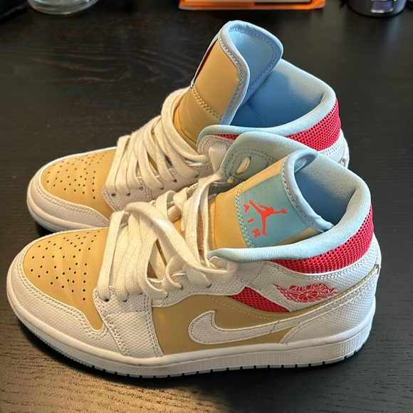 Jordan 1 Mid SE Semame (W) size 6 - Picture 2 of 6